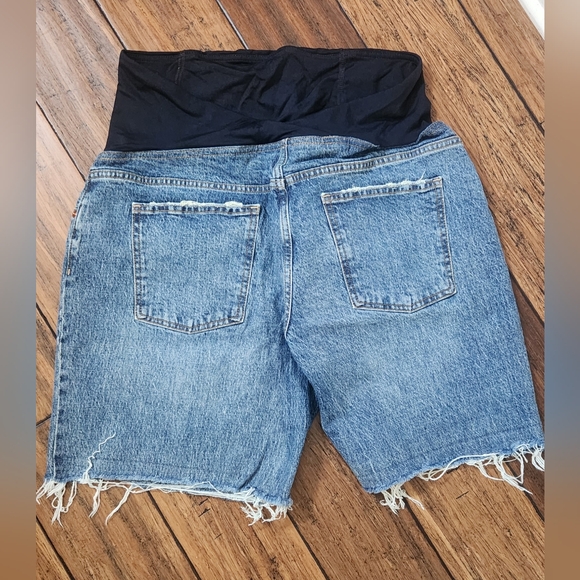 Ingrid & Isabel Maternity Full Panel Shorts size 14 - Picture 3 of 4